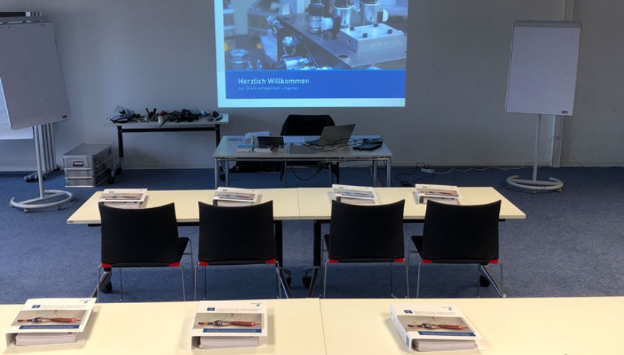 Seminarraum für Hydraulik-Schulung mit Präsentation und Schulungsunterlagen