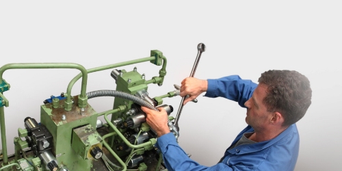 Servicetechniker von Hydrobar bei der Wartung einer Hydraulikanlage