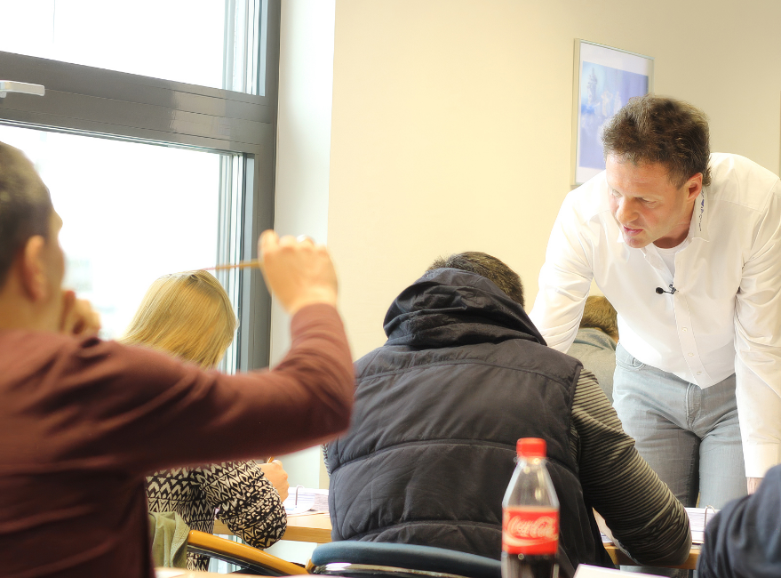 Hydraulik-Schulung mit Trainer und Teilnehmern zur Weiterbildung in Hydrauliktechnik