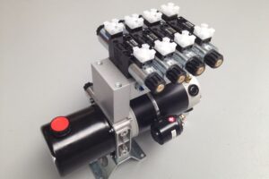 Kompaktes Hydraulikaggregat mit Ventilblock und Elektromotor für industrielle Hydraulikanwendungen