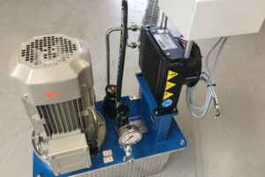 Hydraulikaggregat mit Elektromotor, Klemmkasten und Druckanzeige für industrielle Hydraulikanlagen.