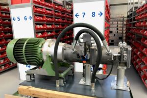 Hydraulik Pumpenbaugruppe mit Elektromotor, Hydraulikpumpe und Schlauchleitungen für industrielle Hydraulikanlagen