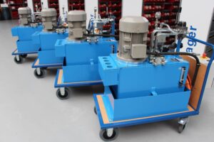 Fahrbares Hydraulikaggregat auf Transportwagen für mobilen Hydraulikservice in der Industrie.