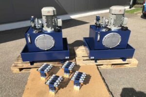 Zwei Hydraulikaggregate mit Rexroth Ventilblöcken auf Paletten für Industrieanlagen.