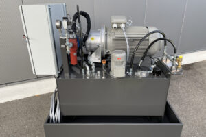 Hydraulikaggregat mit Elektromotor, Hydraulikpumpe, Filter und Schaltschrank für industrielle Hydraulikanlagen