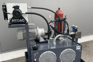 Hydraulikaggregat mit HYDAC-Komponenten und Druckspeicher für industrielle Hydraulikanlagen