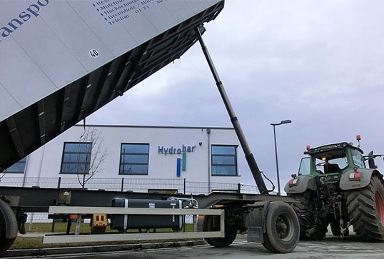 Anhängerumbau mit Nebenantrieb und Hydrauliksystem bei Hydrobar für mobile Industrieanwendungen