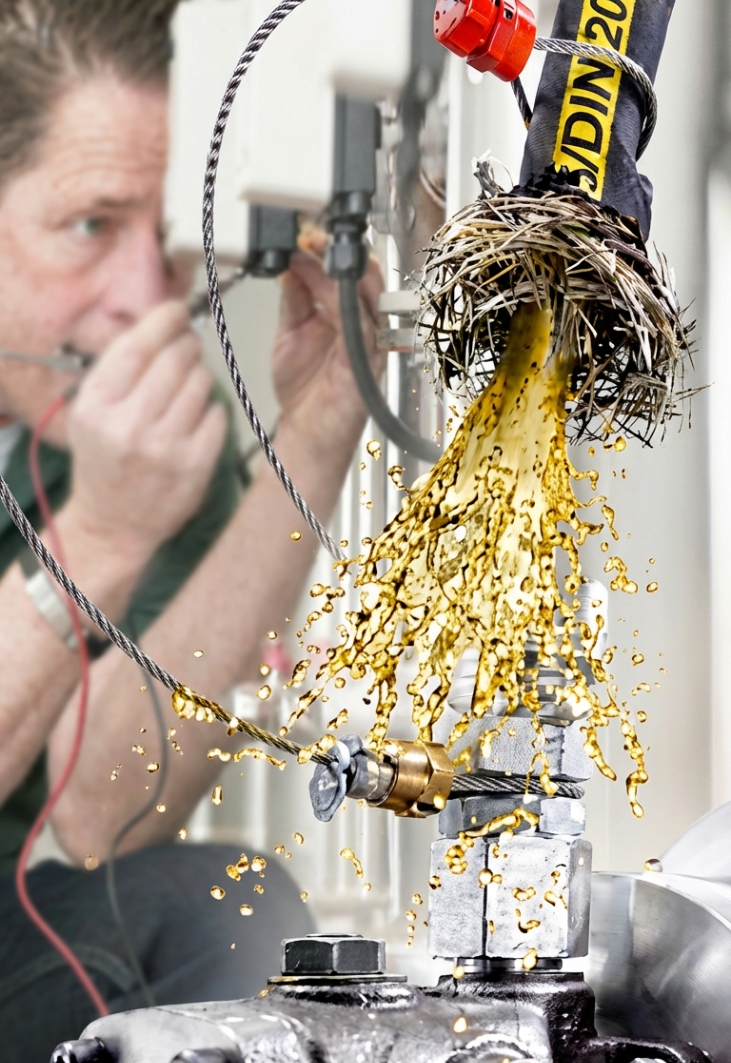 Schlauchfangsicherung an einem Hydraulikschlauch verhindert unkontrolliertes Peitschen bei Schlauchdefekt