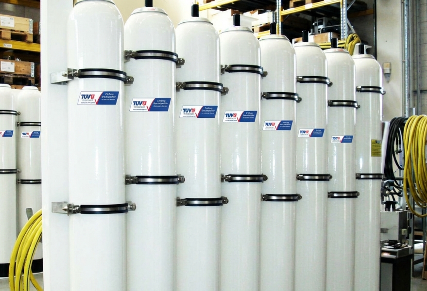 Mehrere geprüfte Hydraulik-Druckspeicher mit TÜV-Kennzeichnung für die ID-E Prüfung von Druckspeichern in der Industrie.