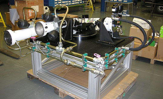 Hydraulikinstallation mit Rohrleitungen, Ventilen und Hydraulikaggregat an einem industriellen Prüfstand.