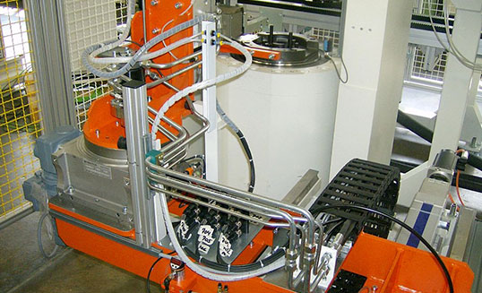 Hydraulikinstallation mit Edelstahlrohren und Verteilerleitungen an einer Industrieanlage.