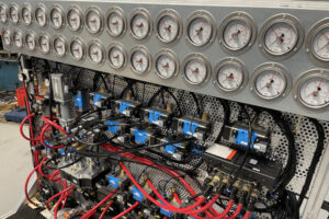 Hydrobar Hydraulik-Prüfstand mit mehreren Manometern, Ventilblöcken und Messleitungen zur Analyse von Hydrauliksystemen