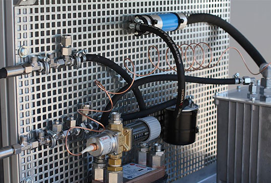 Hydrobar Sonderprüfstand für Hydrauliksysteme mit Pumpeneinheit, Ventilen und Hydraulikleitungen