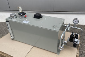 Hydrobar Unterölaggregat mit Hydrauliktank, Manometer und Ventilblock für industrielle Hydrauliksysteme