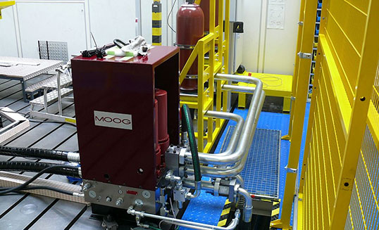 Hydraulikverrohrung an einem Steuerblock mit Hydraulikaggregat in einer Industrieanlage.