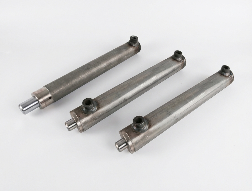 Drei Hydraulikzylinder für industrielle Hydraulikanlagen im Maschinenbau