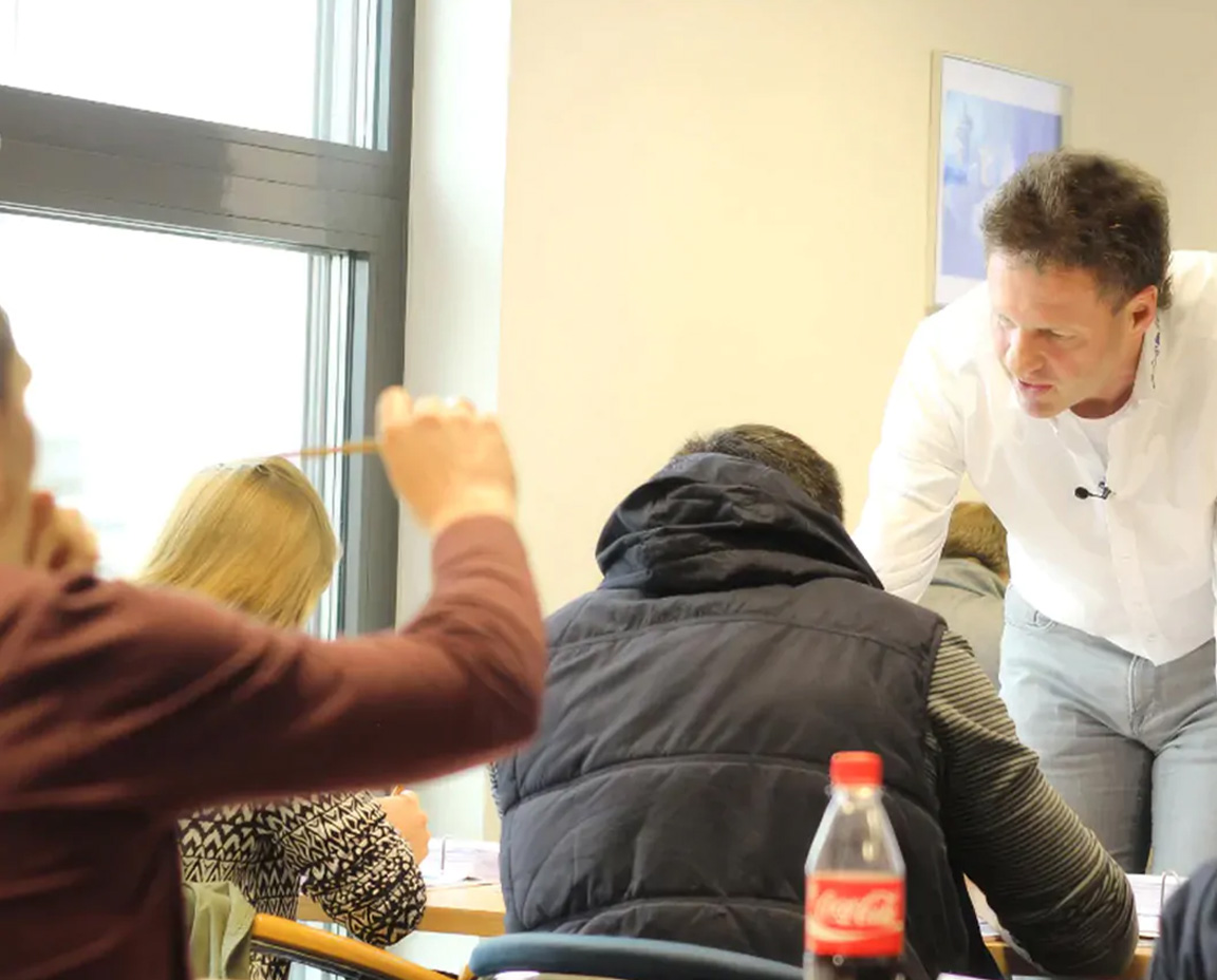 Hydraulik Schulung für Techniker und Mitarbeiter im Seminarraum