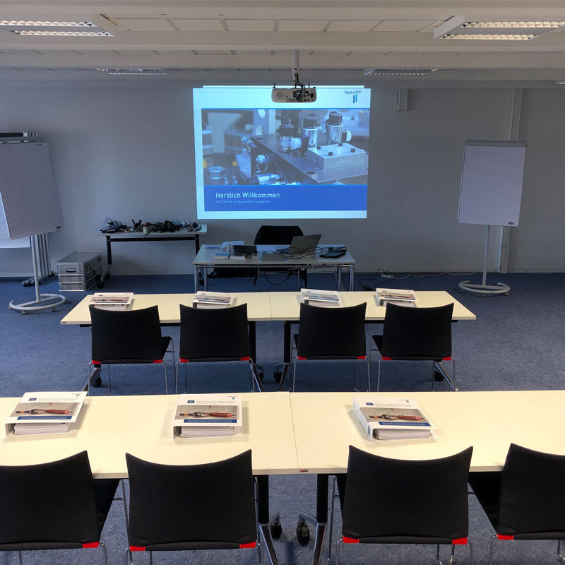 Seminarraum für Hydraulik Schulungen mit Präsentation und Schulungsunterlagen