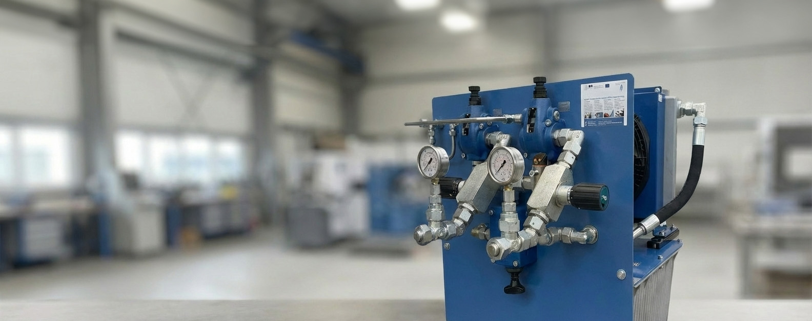 Hydraulikaggregat SAS mit Manometern, Ventilen und Hydraulikanschlüssen für industrielle Hydrauliksysteme