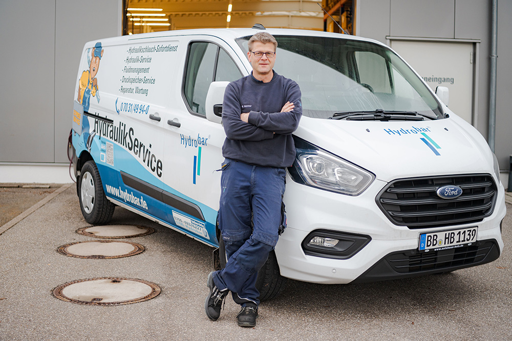 Servicetechniker vor Hydrobar Hydraulik-Servicefahrzeug