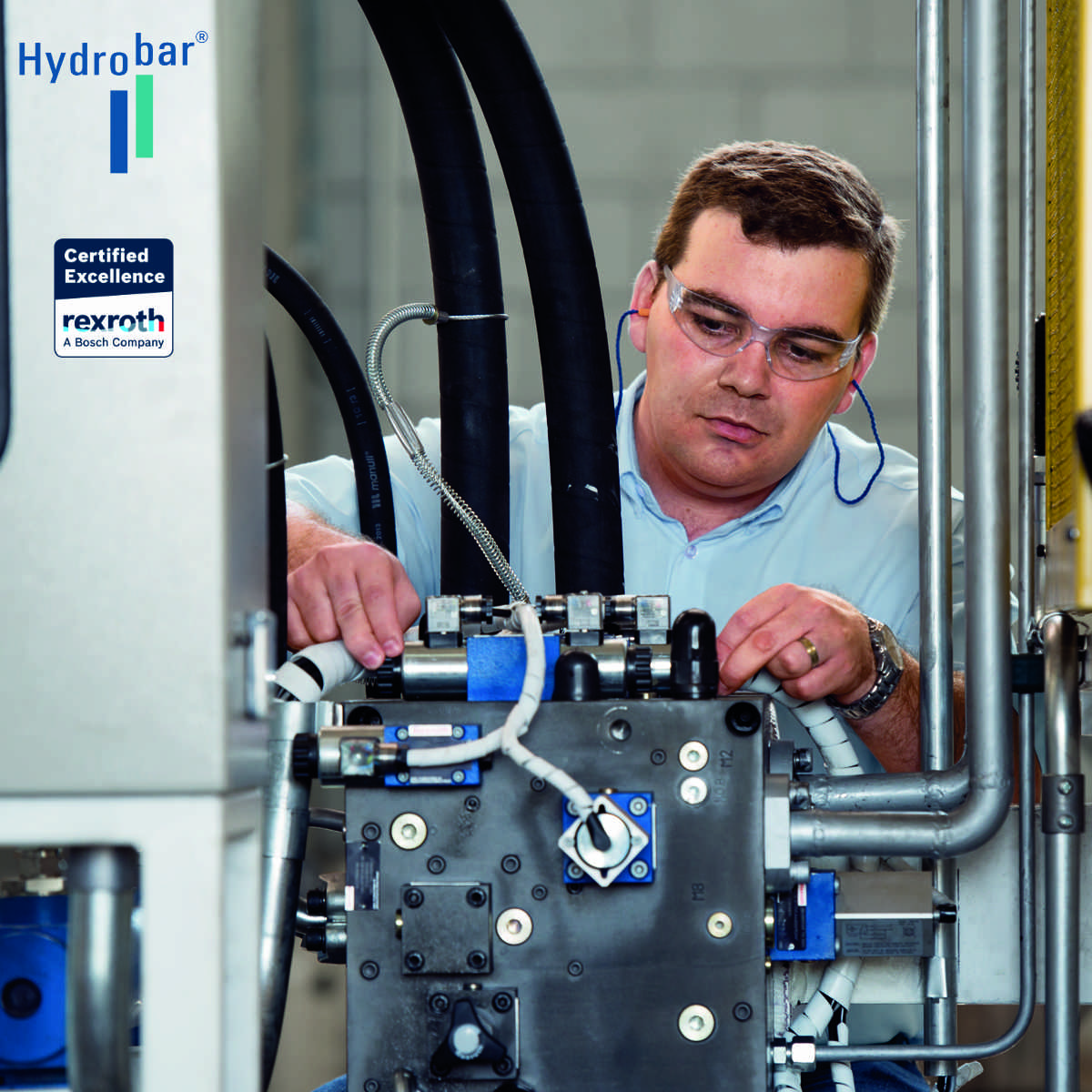 Servicetechniker arbeitet an einer Hydraulikanlage als zertifizierter Bosch Rexroth Partner.