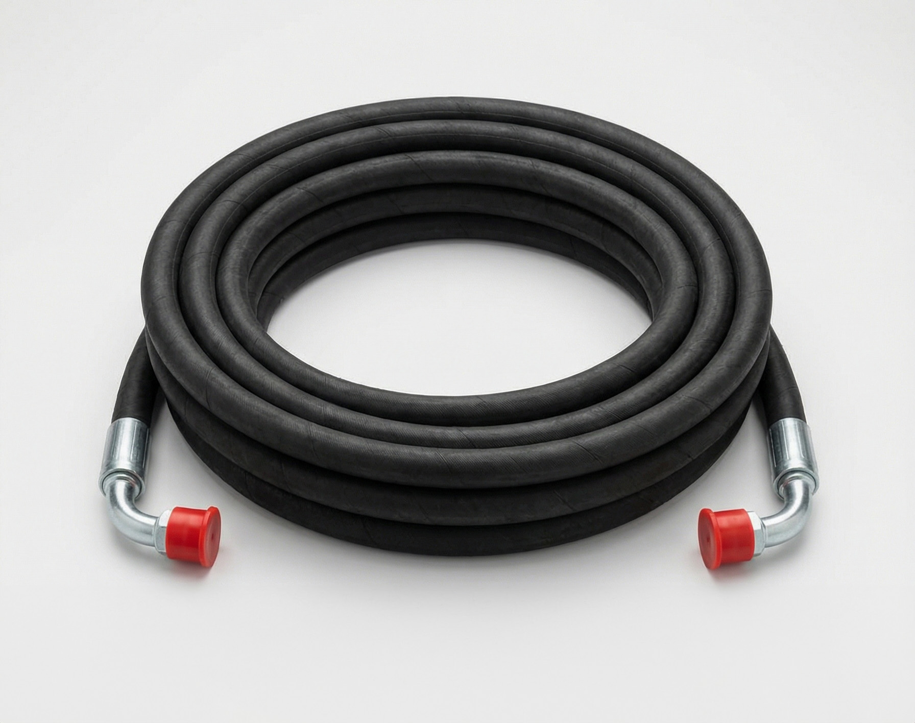 Schwarzer Hydraulikschlauch mit Winkelverschraubungen und Schutzkappen auf hellem Hintergrund.