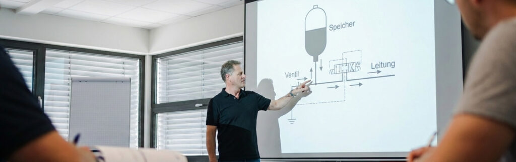 Hydraulik-Schulung zur Funktionsweise von Speicher, Ventil und Leitung in Hydrauliksystemen