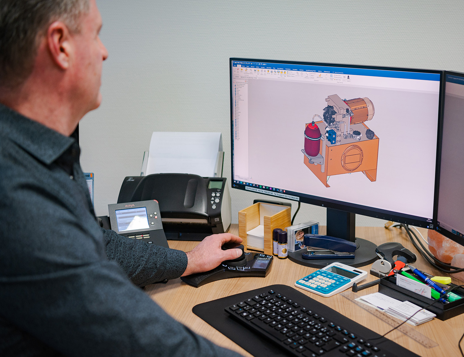 CAD-Konstruktion eines Hydraulikaggregats bei Hydrobar auf Computerbildschirm