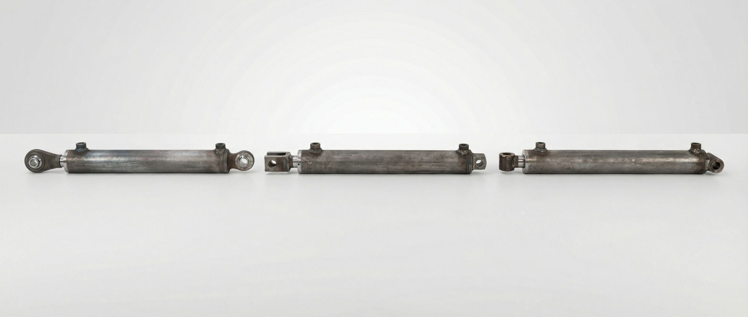 Mehrere Hydraulikzylinder in unterschiedlichen Ausführungen für industrielle Hydrauliksysteme