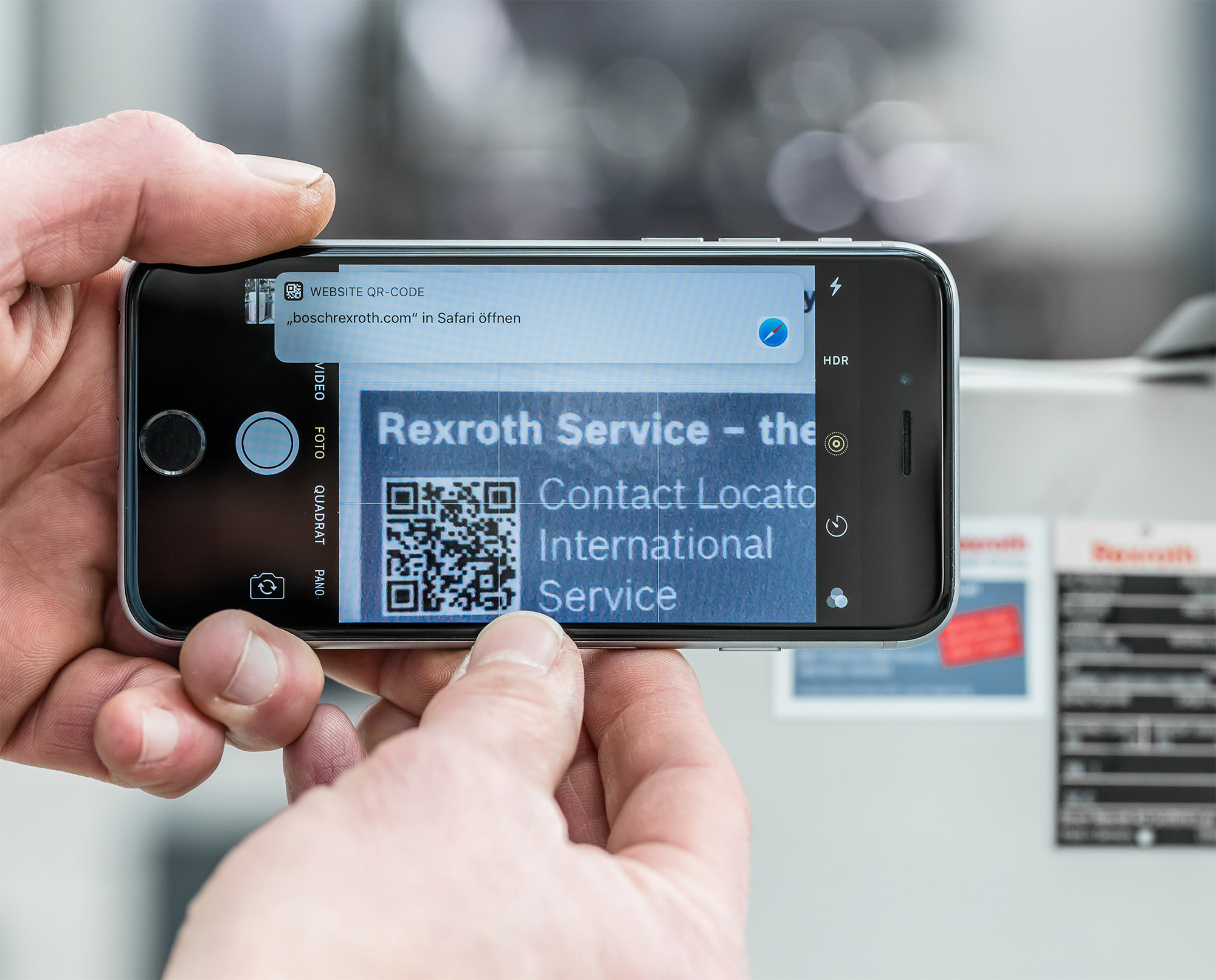 Smartphone scannt QR-Code für Bosch Rexroth Servicekontakt – Hydrobar Rexroth Service für Hydrauliksysteme.